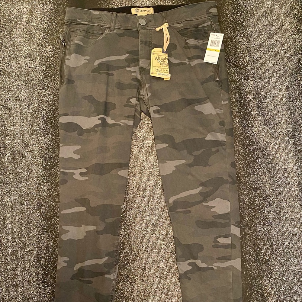 ✨🆕✨ ‼️BOGO 🆓‼️🧟‍♀️ Democracy Camo Pants 🧟‍♀️